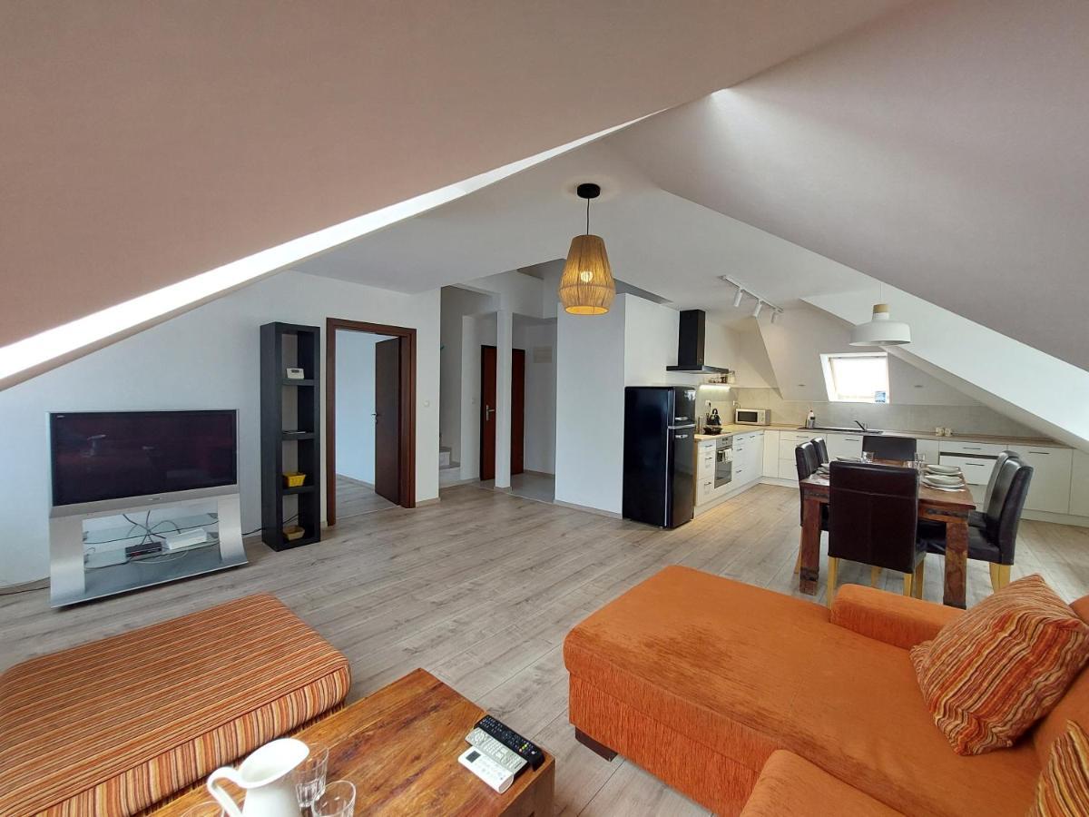 Utulny Apartman V Bratislava 4 Exteriör bild